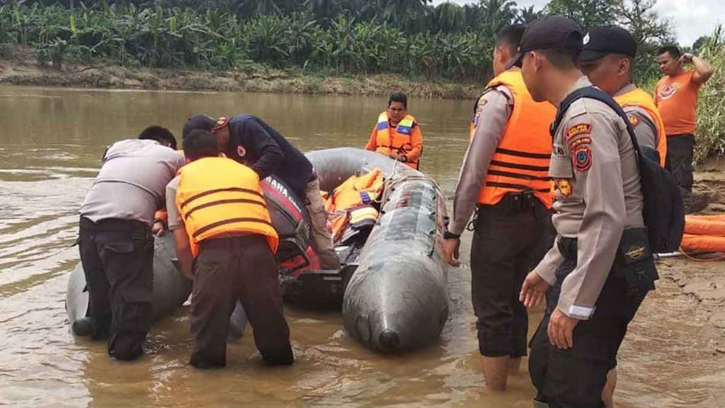 HENTIKAN: Tim Gabungan memperbaiki perahu karet yang digunakan untuk mencari para korban banjir bandang di Labura. Pencarian dua korban hanyut akhirnya dihentikan. 