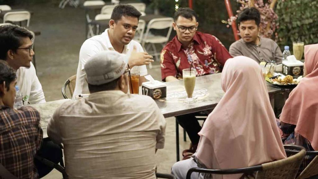 PENJELASAN: Bobby Nasution (kaos putih) memberikan penjelasan tentang konsep Kolaborasi Medan Berkah saat berdiskusi dengan para aktivis Gerakan Sumut Mengajar (GSM) di Warung Masbrow Kopi Jalan Asrama Medan, belum lama ini.