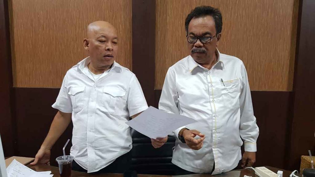 KETERANGAN: Tim Khusus Percepatan Pembangunan Sumut, Aripay Tambunan dan Hanafiah, saat menyampaikan keterangan pers di Kantor Gubernur Sumut, Selasa (20/1) sore. 
pran/sumut pos