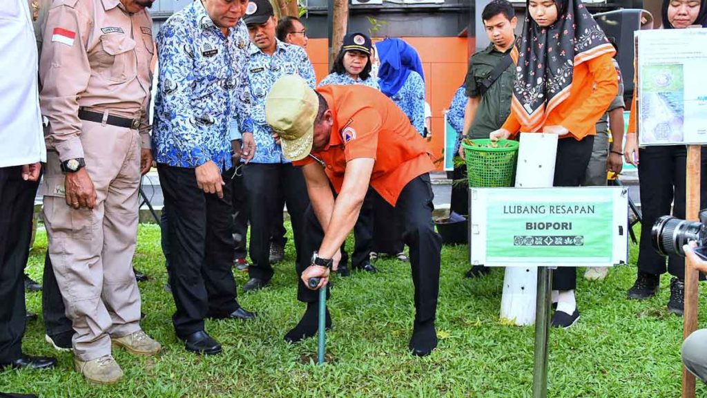 FOTO
HADIRI: Gubernur Sumatera Utara,  Edy  Rahmayadi menghadiri acara pencanangan 1 Juta Biopori di Kantor Badan Penanggulangan Bencana Daerah (BPBD) Provisi Sumut, Jalan Medan-Binjai, Kecamatan Sunggal, Kabupaten Deliserdang, Jumat (17/1). 