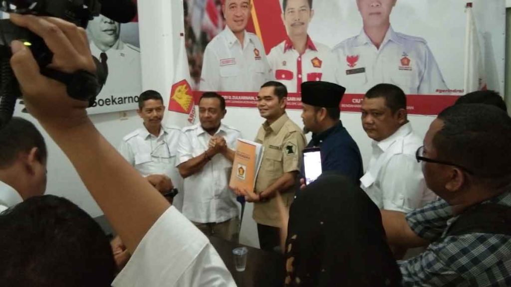 MENDAFTAR: Ihwan Ritonga (tiga kiri) saat mendaftar ke Gerindra Medan untuk Pilkada Kota Medan 2020 . 