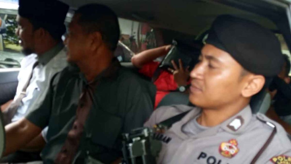 DIAMANKAN: Tiga tersangka saat dibawa penyidik ke Rutan Tanjung Pura dari  Kantor Kejari Langkat di Stabat.
