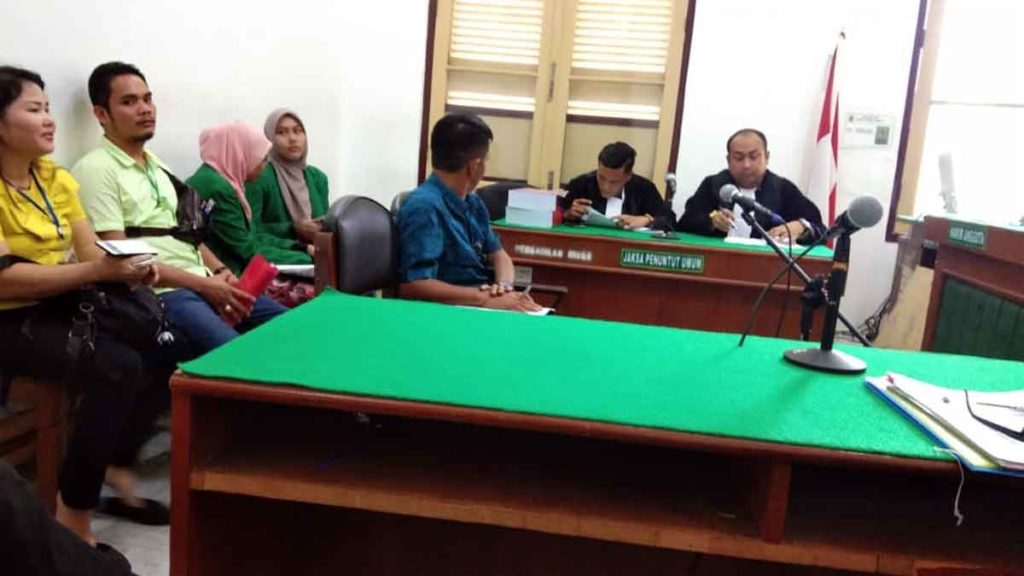 SIDANG: Piterson Zamili, terdakwa kasus dugaan korupsi pengerjaan proyek di Diknas Nisel, saat menjalani sidang dakwaan di PN Medan, Senin (13/1).