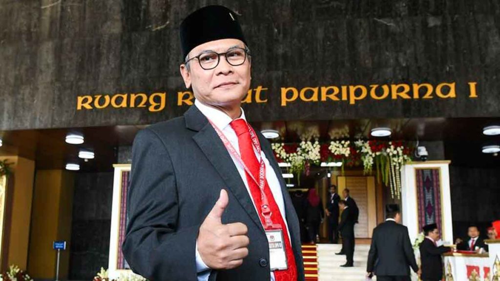 POSE: Mantan Jubir KPK dan Jubir Istana yang menjadi Anggota DPR RI periode 2019-2024 dari fraksi PDI Perjuangan, Johan Budi, berpose.