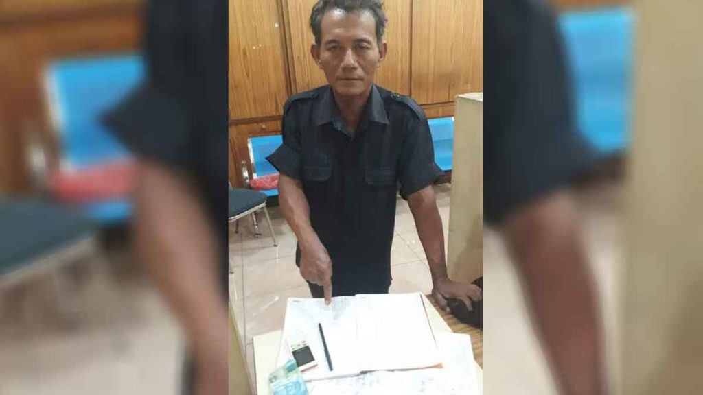 TOGEL: Posman Turnip menunjukkan  barang bukti   judi togel. Tersangka ditangkap personel Polsek Batang Kuis. 