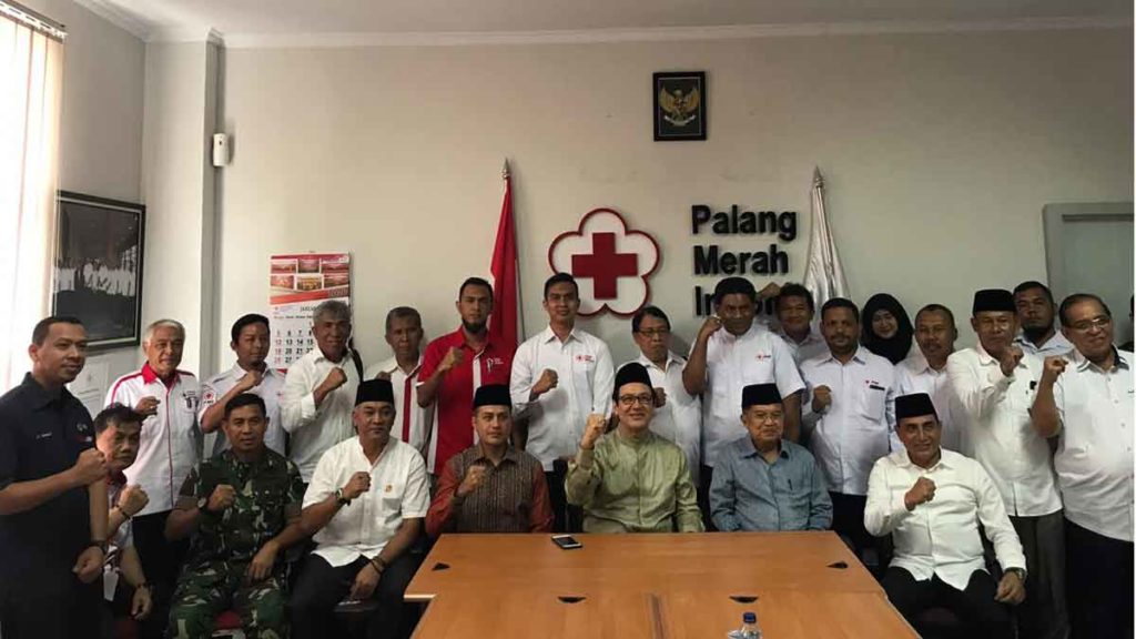 DIABADIKAN: Ketua PMI Jusuf Kalla diabadikan bersama Gubsu Edy Rahmayadi, Wagubsu Musa Rajekshah, Ketua PMI Sumut Rahmat Shah, serta jajaran pengurus PMI se Sumut saat melakukan monitoring di Markas PMI Sumut, Jalan Perintis Kemerdekaan Medan, Selasa (7/1). 