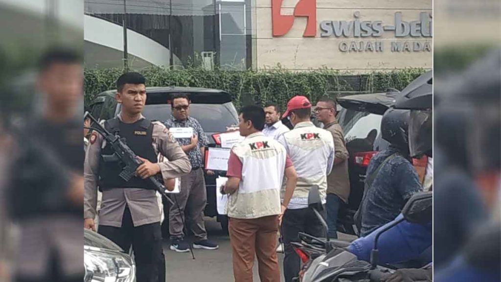 REKONSTRUKSI: Penyidik KPK melakukan rekonstruksi kasus suap Wali Kota nonaktif Dzulmi Eldin di depan gedung Hotel Swiss Bell, Jalan Gajah Mada Medan, Jumat (17/1).
agusman/SUMUT POS