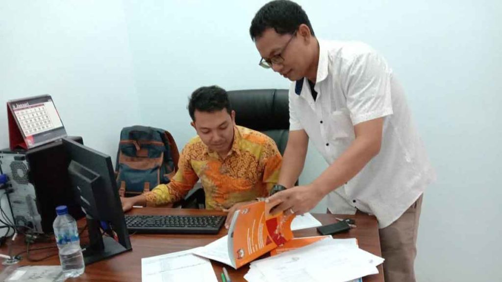 RUANG KERJA: Ketua KPUD Sergai Erdian Wirajaya SSos (kanan) bersama Divisi hukum Komisioner KPU Bayu Aprianto SH, saat berada di ruang kerjanya, Kamis (16/1).