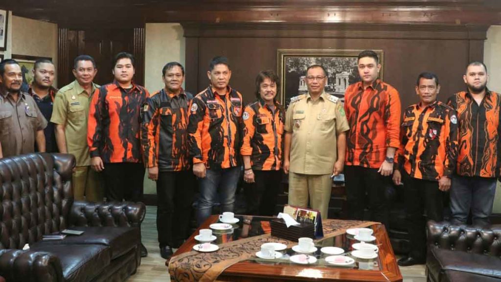 BERSAMA: Plt Wali Kota Medan, Ir H Akhyar Nasution MSi, foto bersama Ketua DPC Pemuda Pancasila M Rahmaddian Shah dan para pengurus PP Kota Medan. 