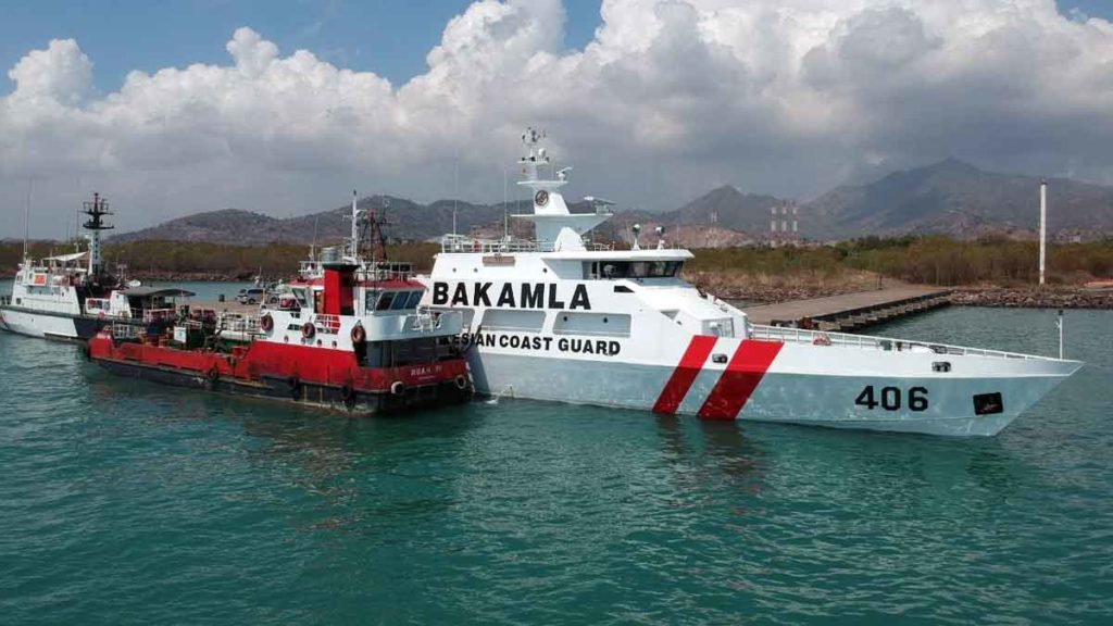 SIAGA: Dua kapal Bakamla disiagakan di lautan Natuna.