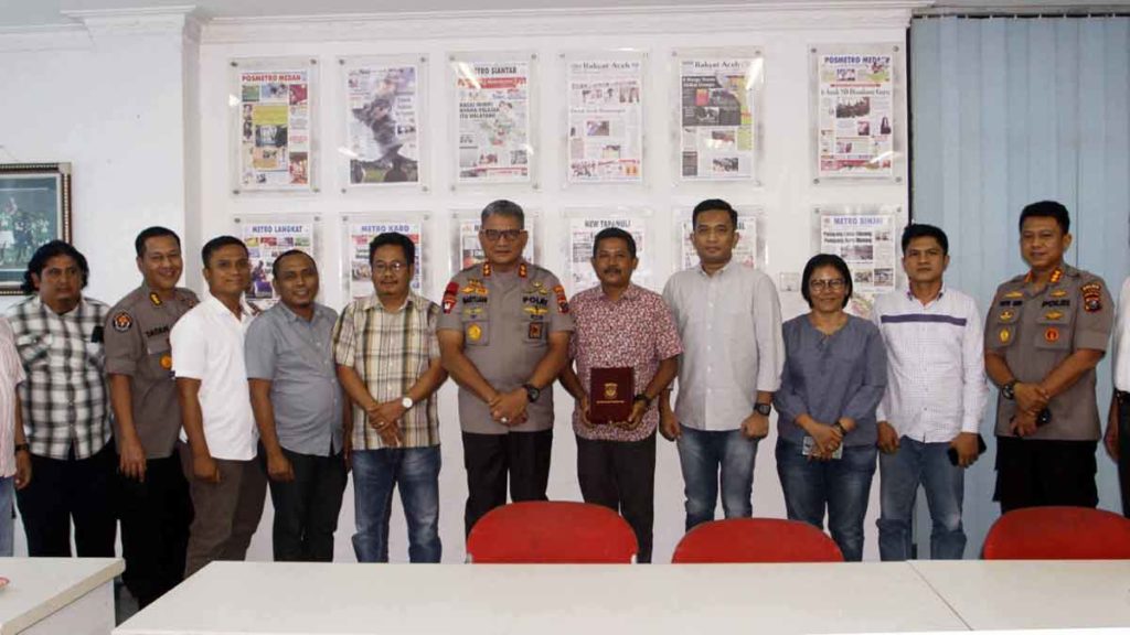 DIABADIKAN: Kapolda Sumut Irjen Pol Martuani Sormin foto bersama GM Sumut Pos Pandapotan MT Siallagan, GM Posmetro Medan Maranatha Tobing, Pimred Sumut Pos Dame Ambarita, Pimred Posmetro Medan Sahala Simatupang serta kru Sumut Pos dan Posmetro Medan, di Gedung Graha Pena Medan, Selasa (21/1). 
triadi wibowo/sumut pos