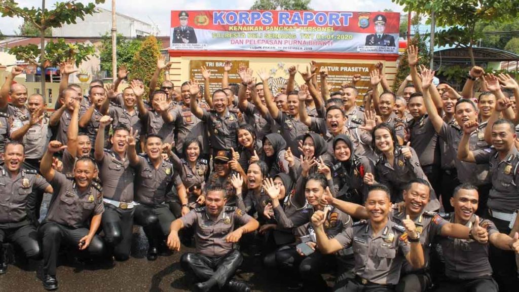 DIABADIKAN: Kapolresta Deliserdang Kombes Yemi Mandagi bersama 93 personel diabadikan usai kegiatan Korps Rapor Kenaikan Pangkat, Selasa (31/12).