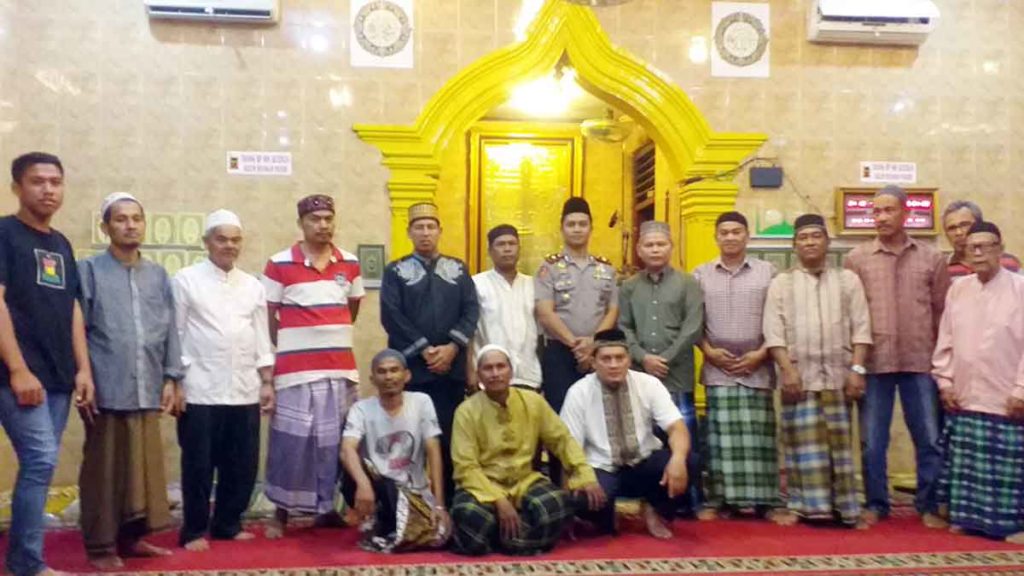 BERSAMA: Kapolsek Sunggal, Kompol H Yasir Ahmadi, foto bersamaan jamaah Masjid Raudatusuffah, Jalan TB Simatupang, Kelurahan Lalang, Medan Sunggal, Sabtu (19/1).
fachril/sumutpos