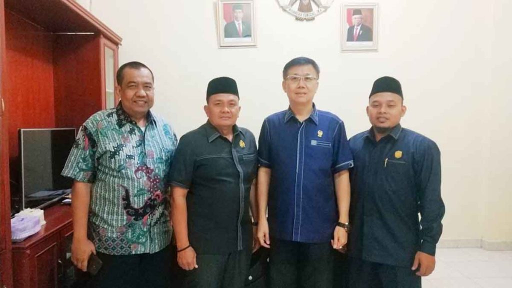 BERSAMA: Ketua DPRD Medan, Hasyim (dua dari kanan) dan Ketua DPRD Binjai Noor Sri Syah Alam bersama  kalangan legislatif Kota Binjai.
Teddy/sumutpos