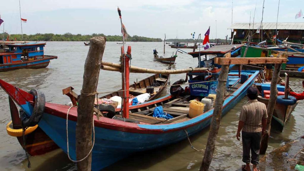 KAPAL NELAYAN:
Kapal nelayan di tempat pelelangan ikan (TPI) Bagan Deli Medan Belawan.  Saat ini nelayan kecil kesulitan mendapat  BBM solar subsidi.