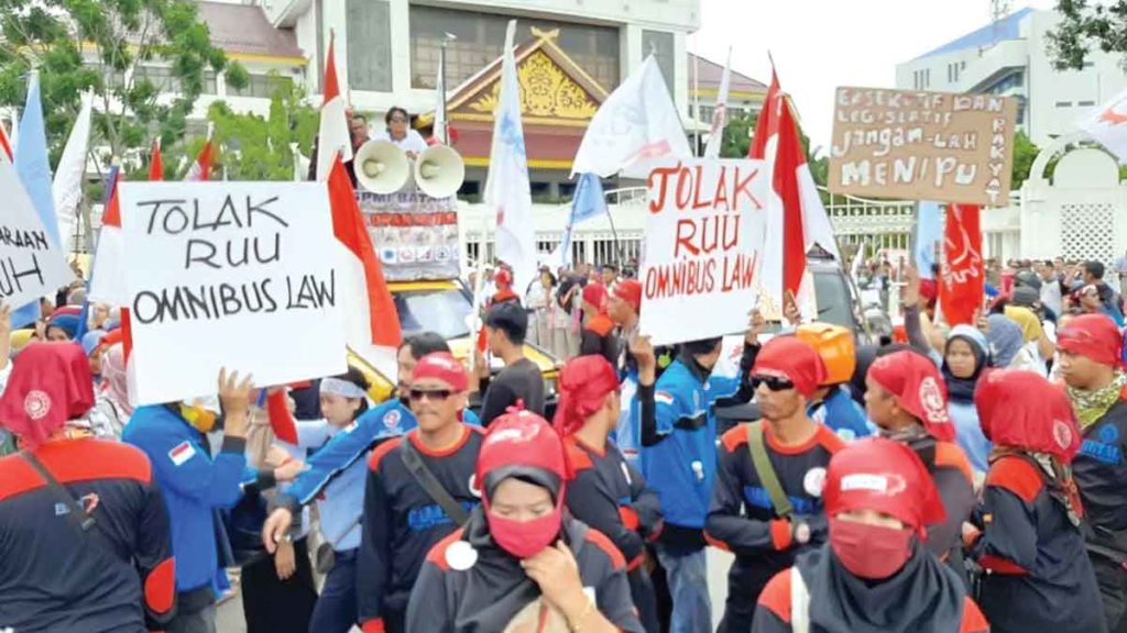 DEMO: Serikat pekerja berunjukrasa menolak RUU Omnibus Law di Jakarta, Senin (20/1).