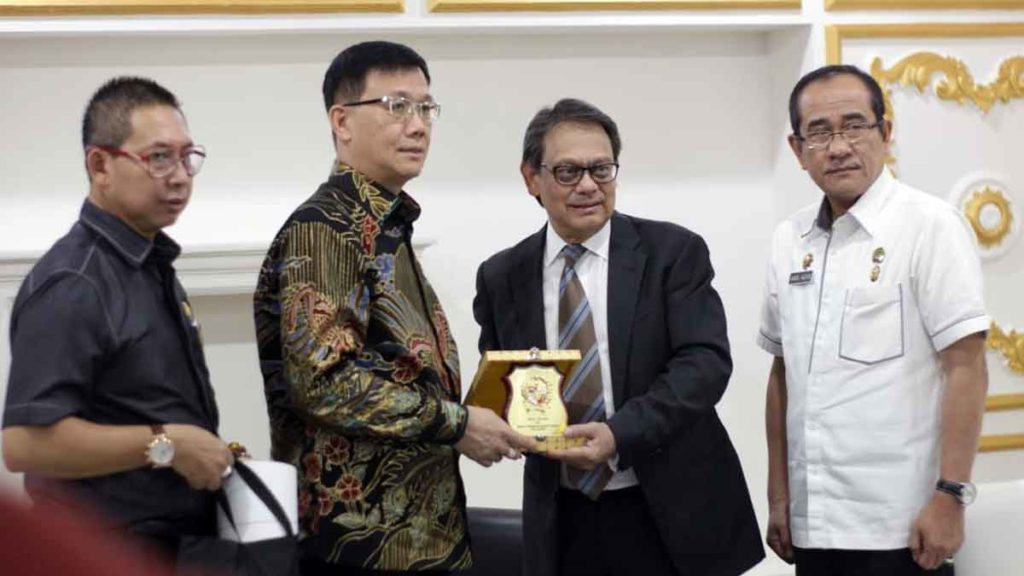  SILATURAHIM:
 Ketua DPRD Kota Medan, Hasyim SE saat menerima kunjungan Konsul Jenderal Singapura, Richard Grosse.