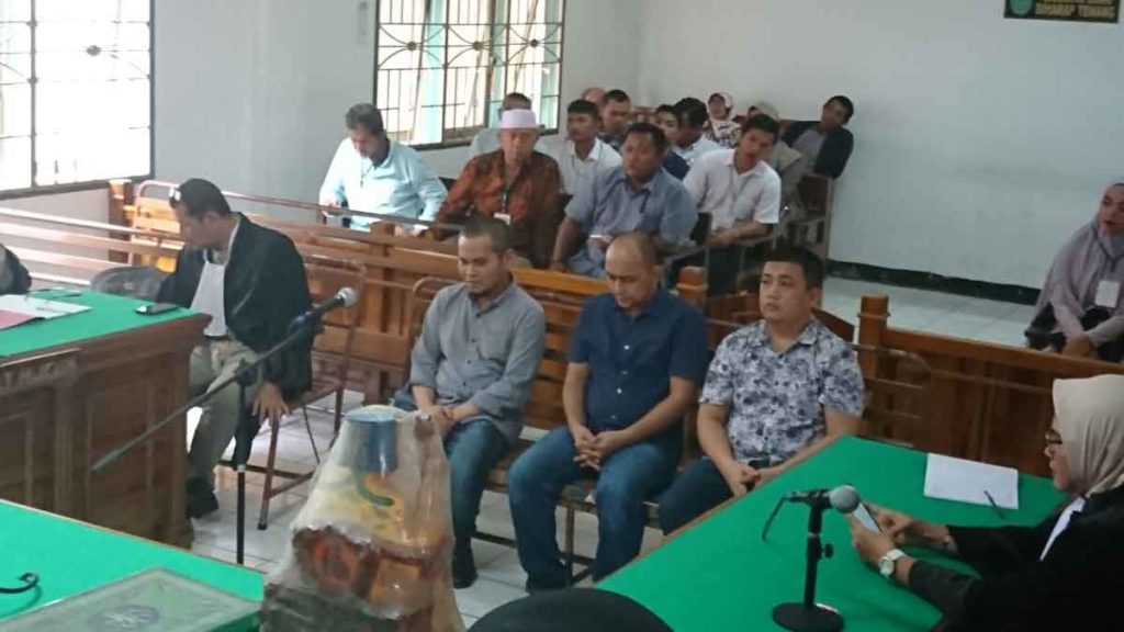 SIDANG: Tiga pejabat Dinas Perkim Kabupaten Madina, menjalani sidang putusan terkait kasus korupsi TSS dan TRB, Senin (27/1).
AGUSMAN/SUMUT POS