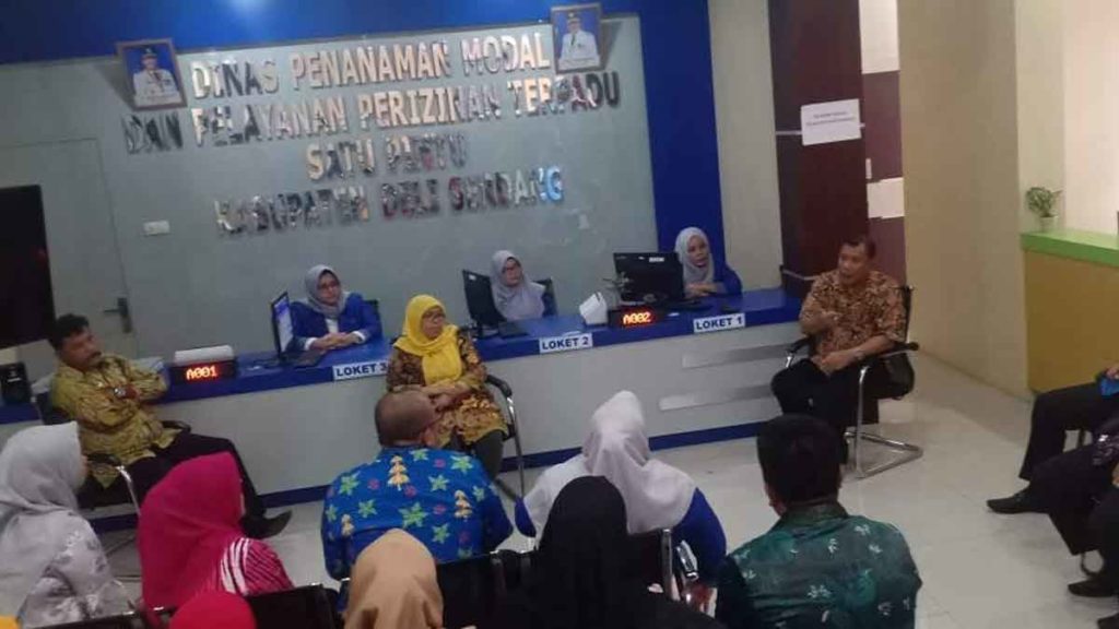 MOTIVASI: Bupati Ashari Tambunan bersama Wabup MA Yusuf Siregar dan Sekdakab Darwin Zein didampingi Kepala BKD Yudi Hilmawan memotivasi jajaran Dinas PM PPTSP yang diikuti Kadis Syarifah Alawiyah di Lubukpakam, Kamis (2/1).
BATARA/SUMUT POS