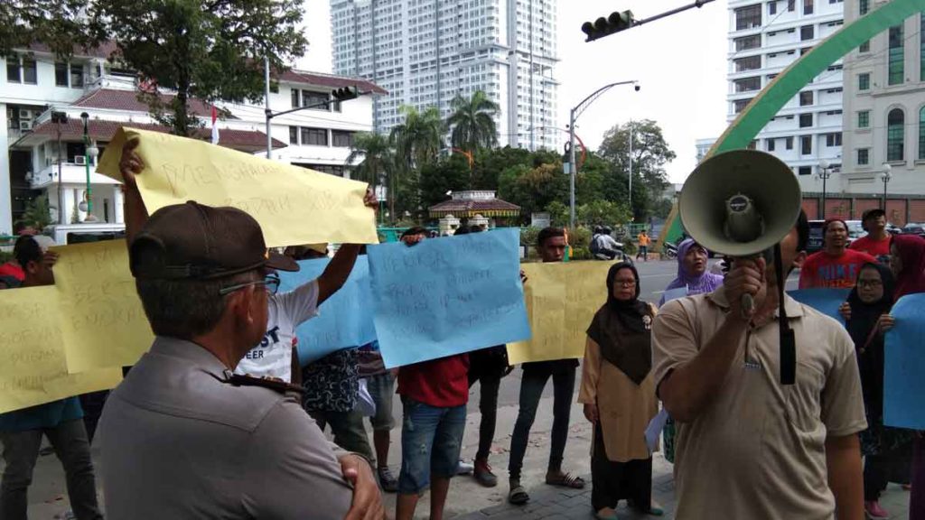 DEMO:
Mahasiswa dan Masyarakat Bersatu Kota Medan mendatangi kantor DPRD Medan di Jalan Kapten Maulana Lubis No.1 Medan, Senin (13/1). Mereka menuding Kasatpol PP menyelewengkan gaji Pekerja Harian Lepas (PHL).