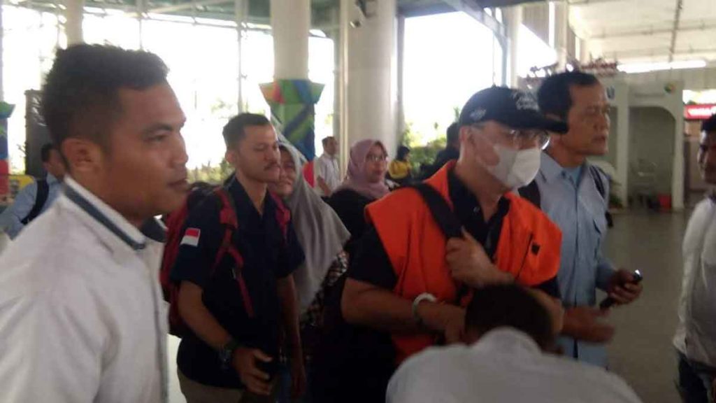 TIBA: Wali Kota Medan nonaktif Dzulmi Eldin saat tiba di Bandara Kualanamu bersama tim KPK, Rabu (8/1) siang. 