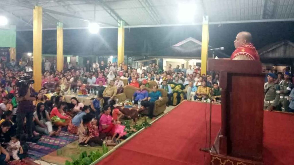 ARAHAN: Bupati Langkat Terbit Renana PA memberikan aragan kepada masyarakat dalam acara Pesta Kerja Tahun di Kecamatan Sei Bingei.
ILYAS EFFENDY/ SUMUT POS