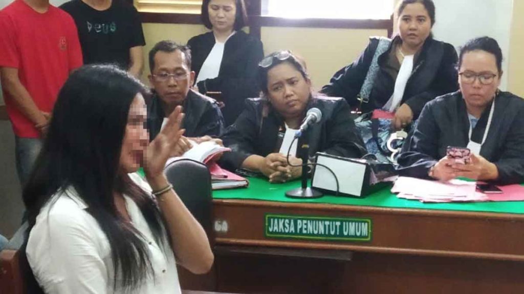 MENANGIS: Rusdiana, terdakwa pemakai sabu-sabu, menangis saat menjalani sidang putusan di Ruang Cakra 5, Pengadilan Negeri Medan, Senin (27/1).
AGUSMAN/SUMUT POS