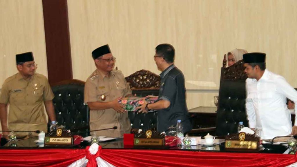HADIRI: Plt Wali Kota Medan, Akhyar Nasution menerima berkas hasil reses dari Ketua DPRD Medan, Hasyim, Senin (6/1).