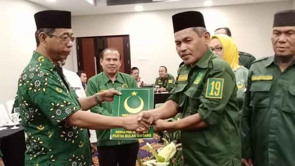 SERAHKAN: Ketua DPW PBB Sumatera Utara, Awaluddin Sibarani saat menyerahkan SK Mandat Ketua DPC PBB Kabupaten Deli Serdang kepada Ir Mhd Darbani Dalimunthe.
