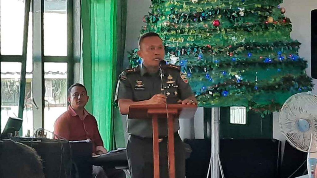 SAMBUTAN: Dandim 0213 Nias, Letkol Inf TP Lobuan Simbolon, saat menyampaikan sambutannya pada perayaan Natal keluarga besar Kodim 0213 Nias, Tahun 2019.