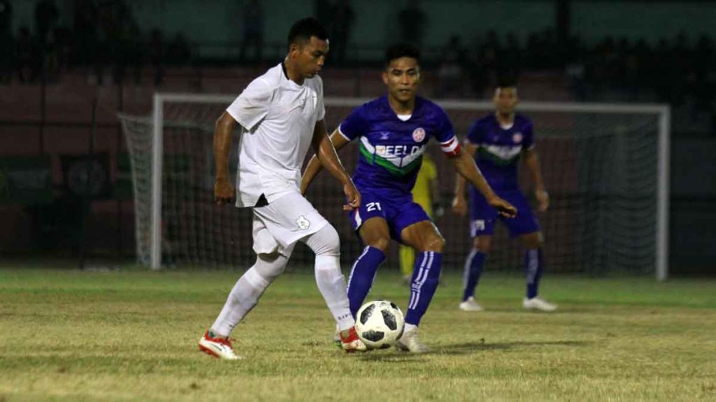 KUASAI BOLA: Pemain PSMS Medan berusaha menguasai bola dari kawalan pemain Felda United, pada laga semifinal Edy Rahmayadi Cup 2020 di Stadion Teladan Medan, Kamis (16/1).