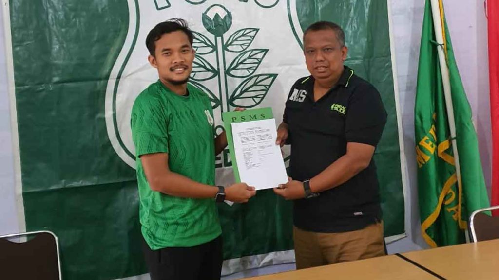 SERAHKAN:
Manajer PSMS Medan Mulyadi Simatupang, menyerahkan berkas kontrak kepada pemain anyar Muhammad Rifqi di Sekretariat PSMS Medan, Selasa (21/1).