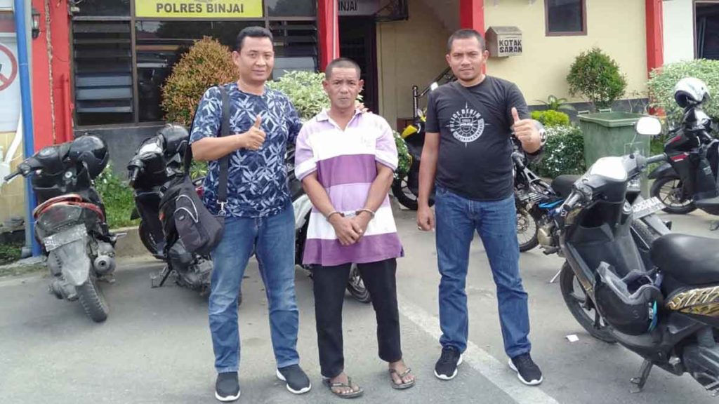 DITANGKAP: Suprianto (tengah) diapit petugas pasca ditangkapdari pelarianya. 
batara/sumu tpos