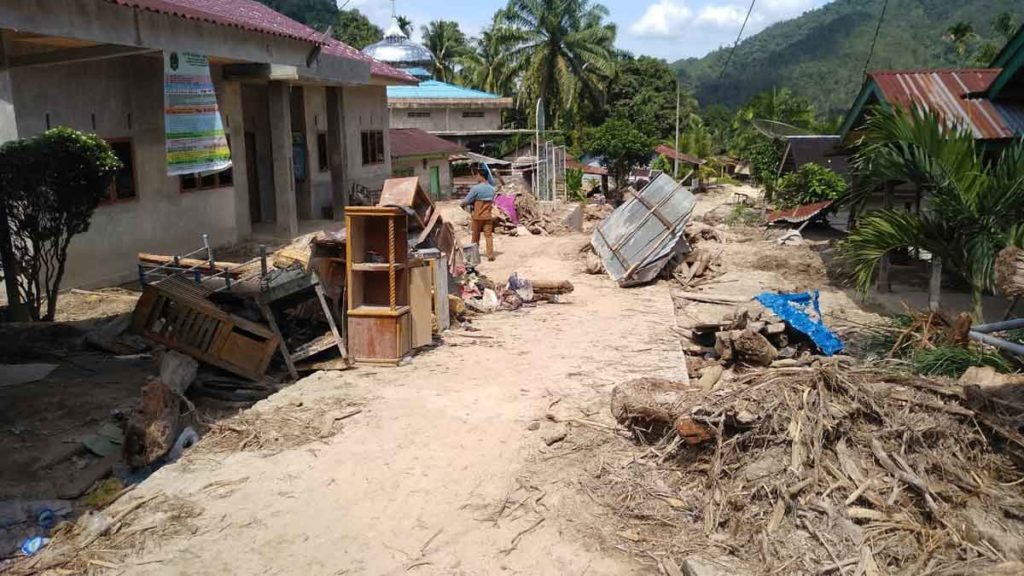 PASCA BANJIR:
Suasana pascabanjir bandang di Labura. Banjir di lokasi ini diduga akibat aktivitas PT LBI.