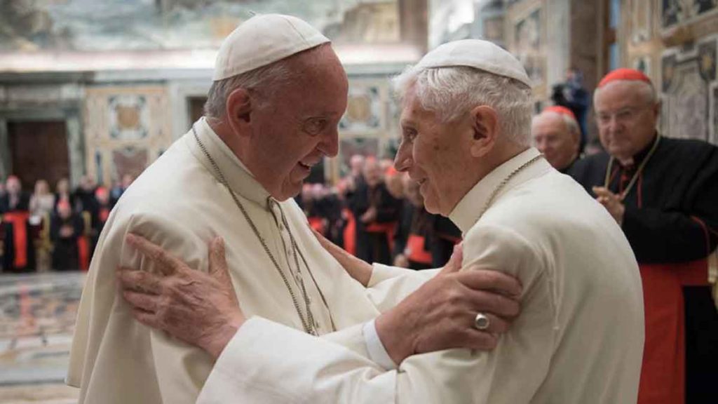 Paus Fransiskus (kiri) dan Paus Benediktus XVI (kanan), tidak seide mengenai usulan pastor Katolik boleh menikah.
