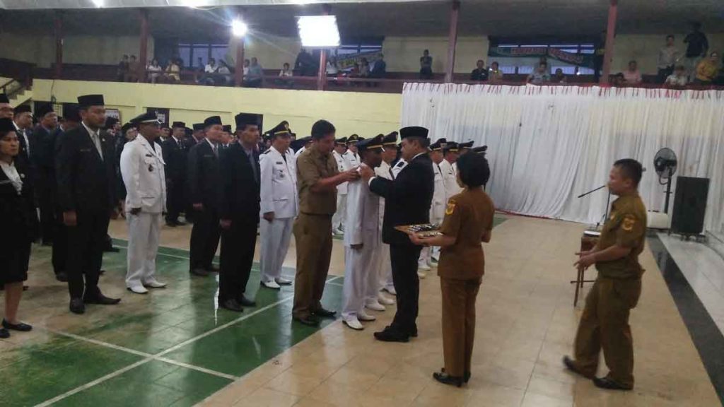 ANDA JABATAN: Bupati Dairi,  Eddy KA Berutu menyematkan tanda jabatan kepada Camat Tigalingga, Timbul Hasudungan Tamba saat dilantik di GOR Sidikalang,  Senin (13/1).