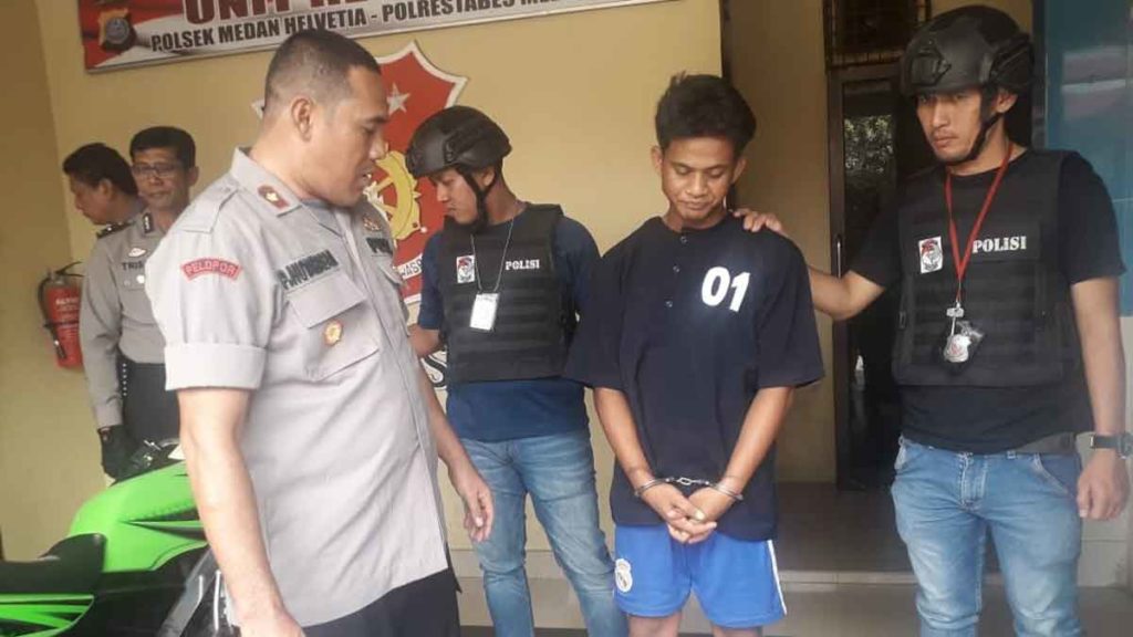 TANYAI: Kapolsek Medan Helvetia Kompol Pardamean Hutahaean mengintrogasi tersangka pencurian Muhammad Nurdiansyah(tengah). 