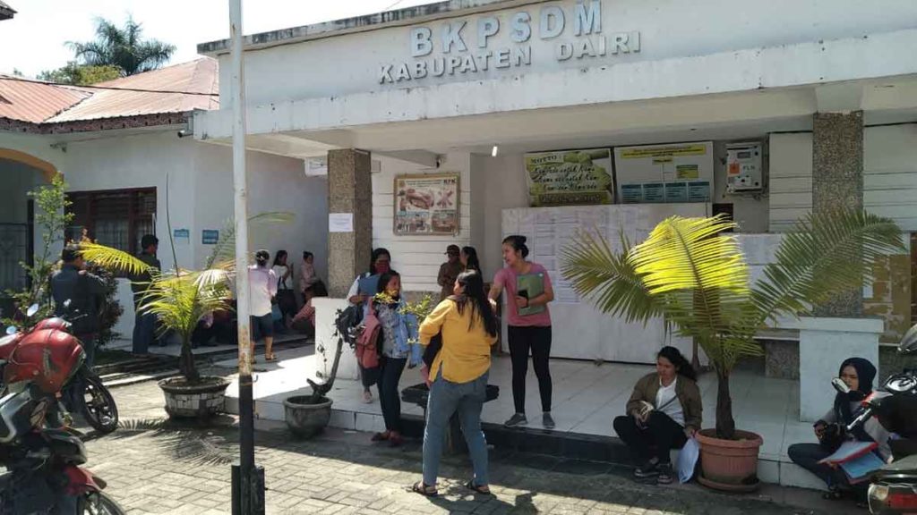 PELAMAR: Para pelamar CPNS di lingkungan Pemkab Dairi mendatangi Kantor BKPSDM untuk melakukan penandatanganan kartu ujian.
RUDY SITANGGANG/SUMUT POS