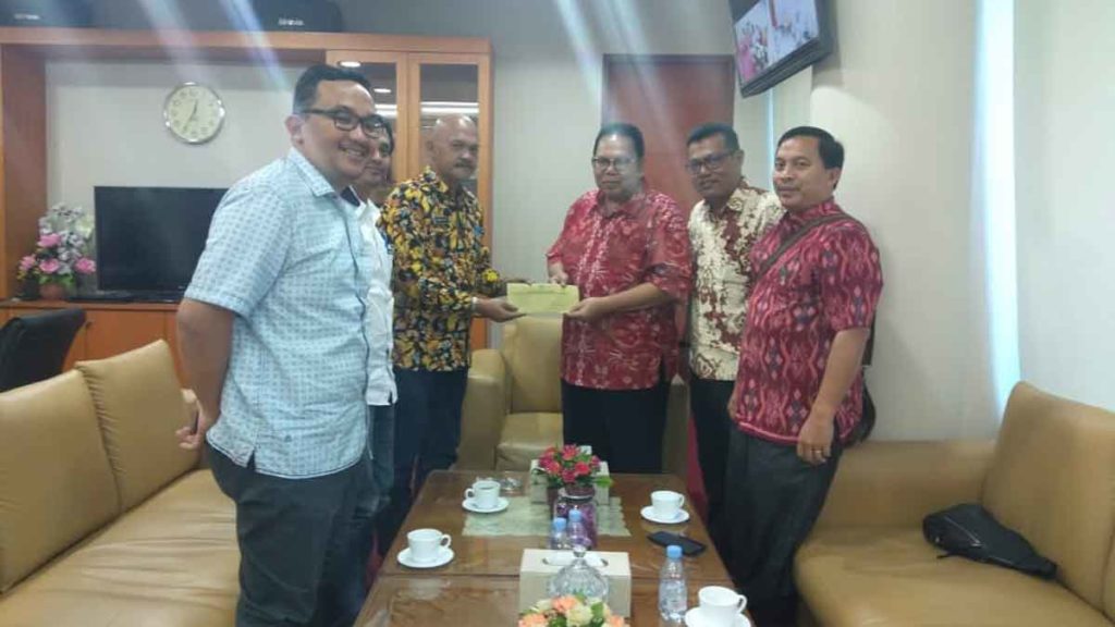 SERAHKAN: Kepala Bappeda Karo Nasib Sianturi menyerahkan usulan jalur sejajar Berastagi-Medan ke Ketua DPRD Sumut Baskami Ginting. 
pran/sumut pos