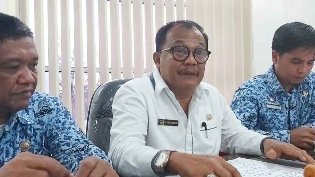 KETERANGAN: Kadis Ketahanan Pangan dan Peternakan Sumut Azhar Harahap memberi keterangan sekaitan tidak adanya kebijakan Gubernur Edy Rahmayadi, untuk memusnahkan massal babi di Sumut, Jumat (17/1). 
PRAN HASIBUAN/SUMUT POS