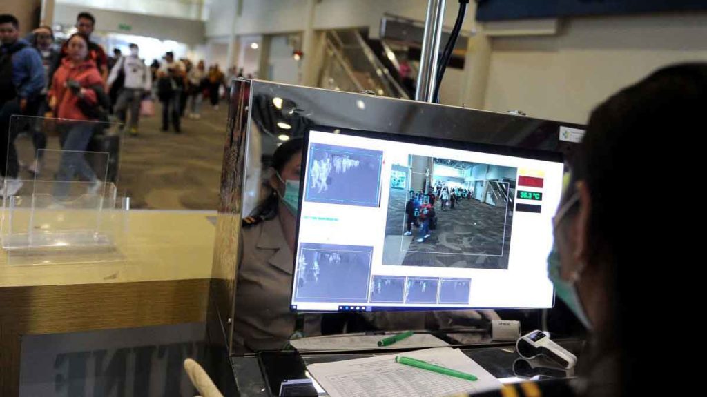 ANTISIPASI: Sejumlah bandara di Indonesia telah menyiapkan alat pendeteksi panas tubuh untuk mengantisipasi masuknya wabah virus korona ke dalam negeri.