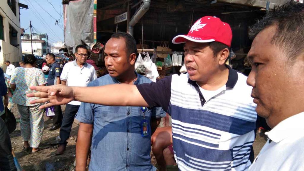 PENERTIBAN: Dirut PD Pasar Kota Medan, Rusdi Sinuraya saat menertibkan PKL Pasar Kampunglalang dengan dibantu personel Satpol PP.
markus pasaribu/sumut pos