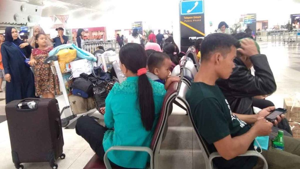 RAMAI: Calon penumpang mulai memadati Bandara Kualanamu, Deliserdang, menjelang puncak arus balik Natal dan Tahun Baru 2020, Kamis (2/1). 