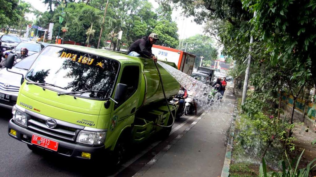 SIRAM TANAMAN: Petugas dari Dinas Pertamanan Medan menyiramkan tanaman di Jalan Sudirman, beberapa waktu lalu. Memasuki musim pancaroba, Dinas Pertamanan melakukan perawatan pohon.
istimewa/sumu tpos