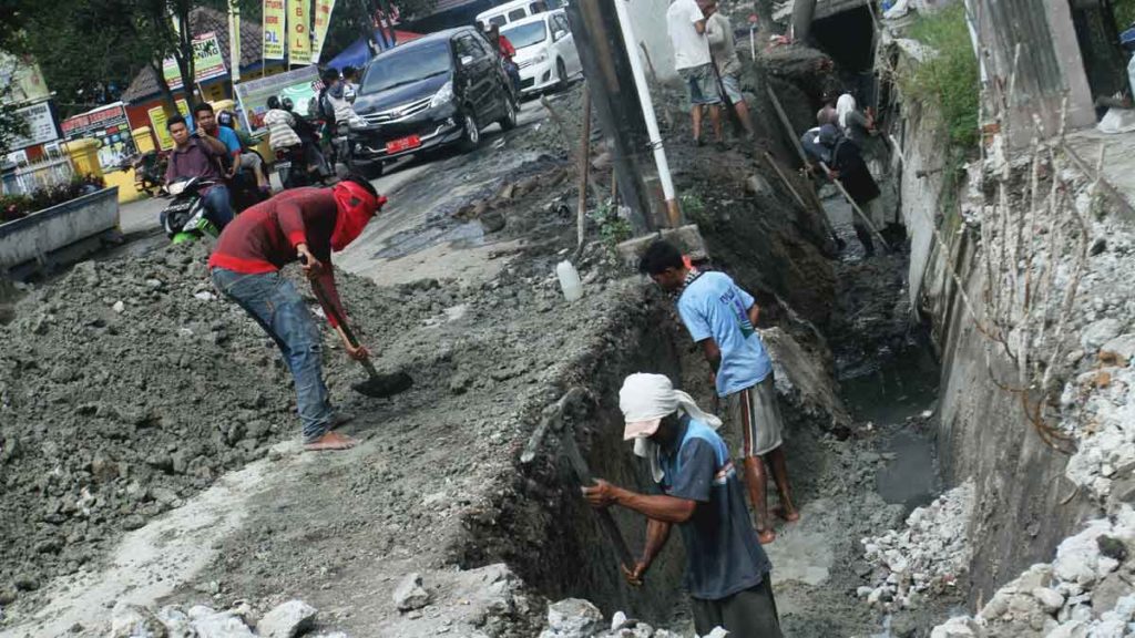 MEMBONGKAR: Beberapa pekerja membongkar drainase yang berada di Jalan Abdullah Lubis Medan, beberapa waktu lalu.