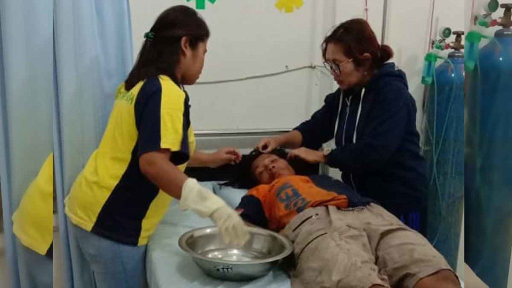 DIRAWAT: Petugas medis Puskesmas Sumbul Kabupaten Dairi memberi perawatan kepada Mrs X yang dianuk massa.
RUDY SITANGGANG/SUMUT POS