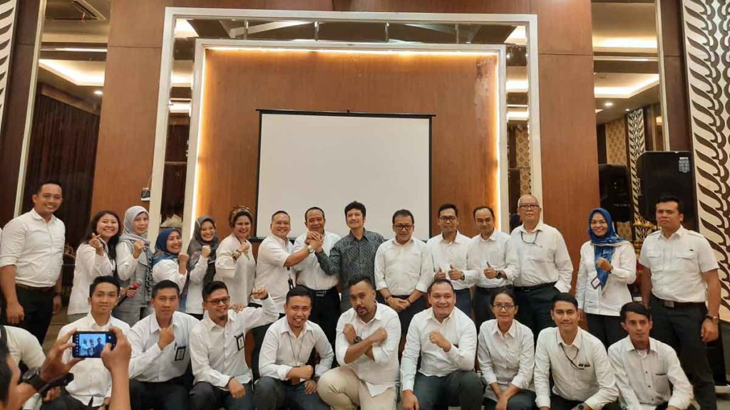 SALAM KOMPAK: GM PLN UIW Sumut, M Irwansyah Putra (tengah), salam kompak bersama Rudi Artono (kanan-baju hijau) dan Jimmy Aritonang (kiri), ditemani seluruh staf dan manager PLN Regional Sumatera/Sumut.   adezulfi/sumut pos