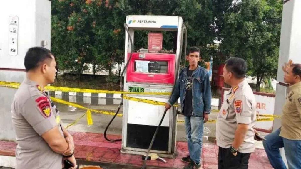 DISEGEL: Ditpolair Polda Sumut saat menyegel SPBU rekanan Pertamina di Jalan Perintis Kemerdekaan, Hamparanperak, karena menyelewengkan BBM subsidi ke industri.   fachril/sumut pos