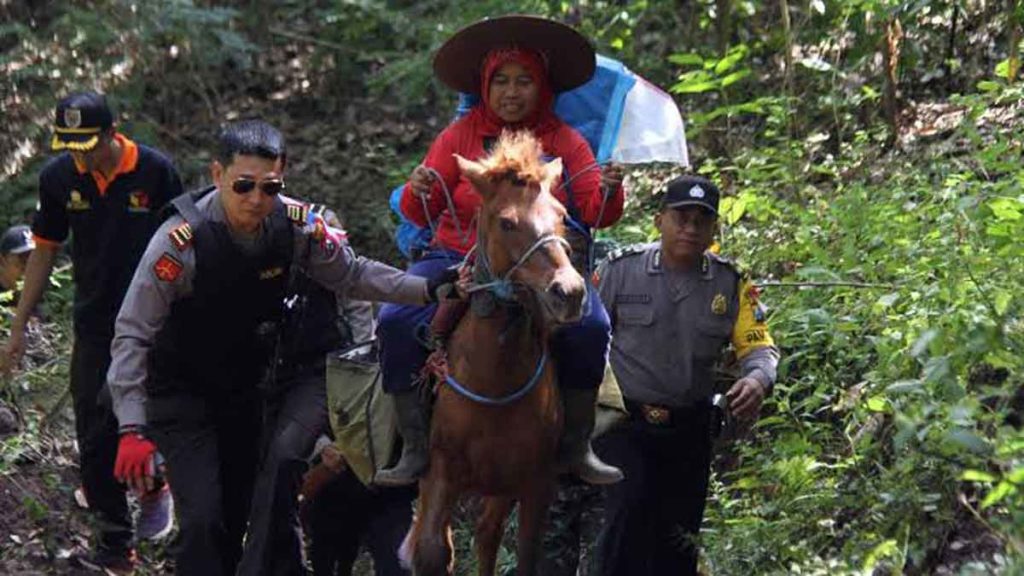 BANTU: Mengandalkan kuda sebagai sarana transportasi personel Polisi membantu warga di desa terpencil.