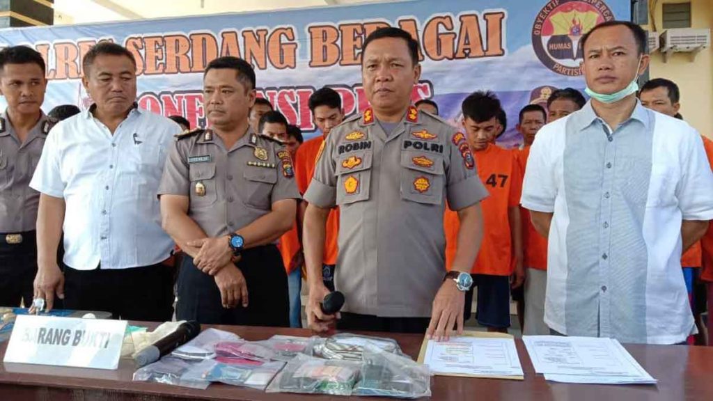 BARANG BUKTI: Kapolres Sergai AKBP Robin Simatupang, didampingi sejumlah perwira menunjukkan barang bukti yang diamankan dari para tersangka, Kamis (16/1).
SURYA/SUMUT POS